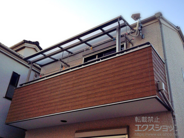 東京都葛飾区のLIXIL リクシル（トステム）のバルコニー・ベランダ屋根 ライザーテラスII F型 屋根タイプ 単体 積雪〜20cm対応＋吊り下げ物干し 施工例