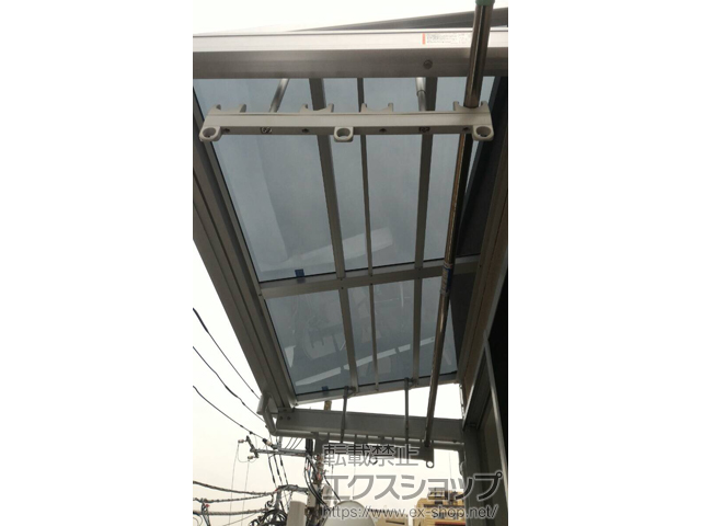 東京都新宿区のLIXIL リクシル（トステム）のバルコニー・ベランダ屋根 ライザーテラスII F型 ルーフタイプ 単体 積雪〜20cm対応＋吊り下げ物干し 標準 2本入/吊り下げ物干し取付桟×2 施工例