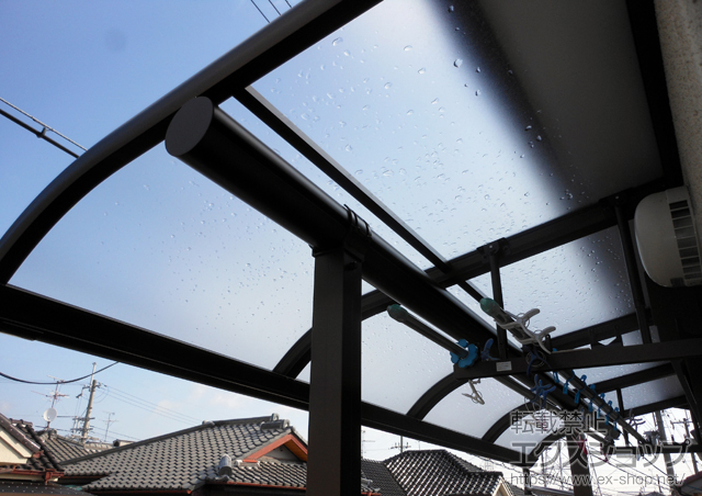 大阪府高槻市ののバルコニー・ベランダ屋根 ＜2＞プレシオステラス R型 屋根タイプ 単体 積雪〜20cm対応+吊り下げ式物干し 標準2本入り×1 施工例