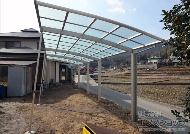広島県安芸郡熊野町ののカーポート レイナポートグラン 縦連棟　積雪〜20cm対応＋着脱式サポート 標準・ハイルーフ兼用 2本入り×2 施工例