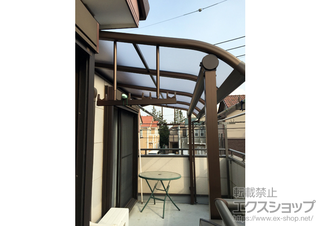 千葉県鎌ケ谷市ののバルコニー・ベランダ屋根 プレシオステラス R型 屋根タイプ 単体 積雪〜20cm対応＋吊り下げ式物干し 標準2本入り×1セット 施工例