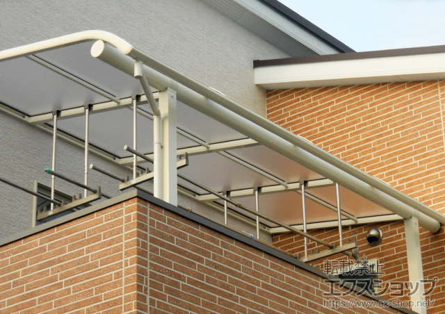 京都府京田辺市ののバルコニー・ベランダ屋根 ヴェクターテラス R型 屋根タイプ 単体 積雪〜20cm対応＋吊下げ式物干し 標準 2本入 施工例