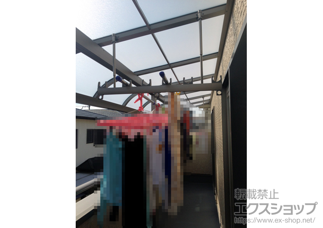 大阪府茨木市のLIXIL リクシル（トステム）のテラス屋根 ライザーテラスII R型 テラスタイプ 連棟 積雪〜20cm対応＋吊り下げ物干し ワイド 2本入 施工例