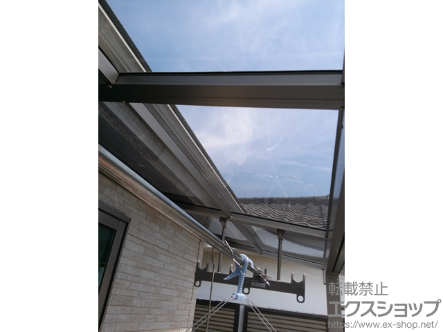 東京都西東京市のLIXIL リクシル（トステム）のバルコニー・ベランダ屋根 ライザーテラスII F型 屋根タイプ 連棟 積雪〜20cm対応＋吊り下げ物干し 施工例