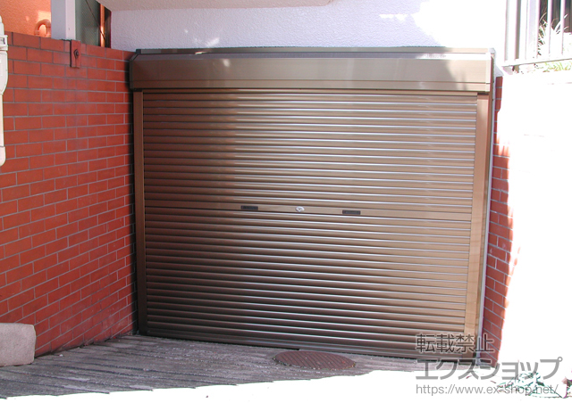 東京都世田谷区のLIXIL リクシル（トステム）のガレージシャッター ガレージシャッタークワトロ 手動式 外部付タイプ 施工例