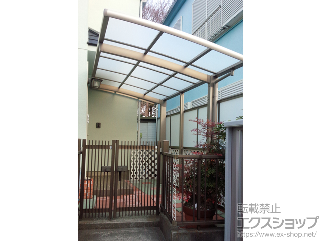 神奈川県横浜市のLIXIL リクシル（トステム）のサイクルポート・駐輪場 カーブポートシグマIII ミニ 積雪〜20cm対応＋サイドパネル 1段＋雨樋ネット 施工例