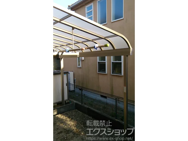神奈川県横須賀市のLIXIL リクシル（トステム）のテラス屋根 ライザーテラスII R型 テラスタイプ 単体 積雪～20cm対応＋吊り下げ物干し　ワイド 施工例