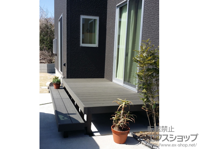 佐賀県唐津市ののウッドデッキ リウッドデッキ 200＋段床セット 正面タイプ(1段) 施工例