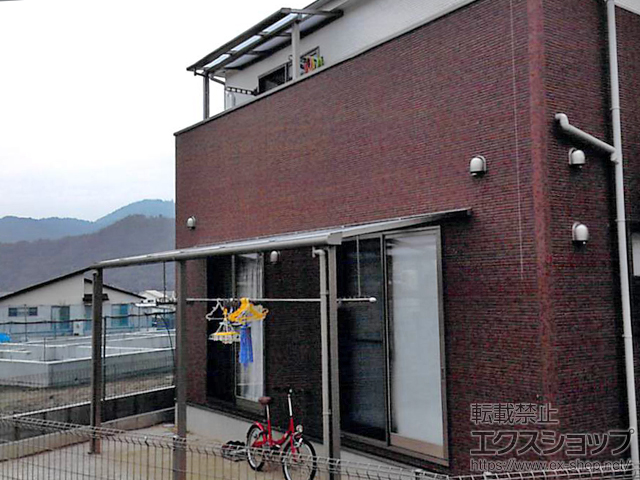 広島県広島市のLIXIL リクシル（トステム）のテラス屋根 ライザーテラスII F型 テラスタイプ 連棟 積雪〜20cm対応＋吊り下げ物干し 施工例