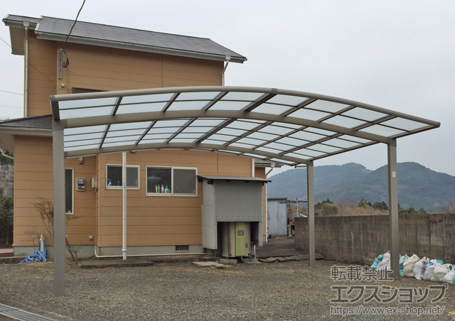 長崎県松浦市のLIXIL リクシル（トステム）のカーポート カーブポートシグマIII ワイド 積雪〜20cm対応＋屋根材ホルダー 57タイプ×4 施工例