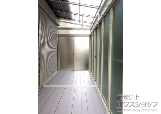 神奈川県伊勢原市のLIXIL リクシル（トステム）のテラス囲い・サンルーム ほせるんですII F型 床納まり ランマ付き 積雪〜20cm対応 施工例