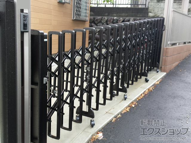 神奈川県藤沢市ののカーゲート レイオス7型(傾斜地用) ノンレール 片開き アルミカラー 38S 施工例