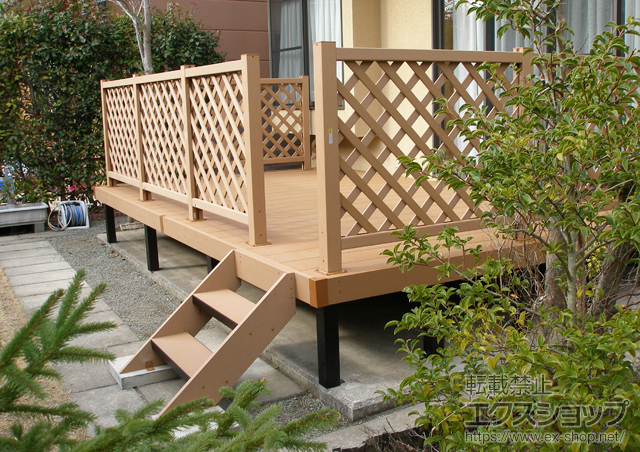 神奈川県三浦市ののウッドデッキ リウッドデッキ 200＋リウッドステップ5型 Sタイプ(2段)＋リウッドデッキフェンス2型＜ラチス格子＞ 施工例