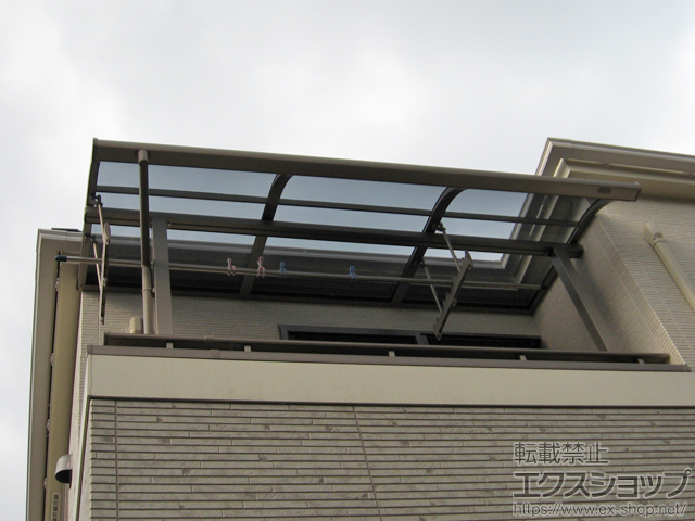 大阪府箕面市のLIXIL リクシル（トステム）のバルコニー・ベランダ屋根 ライザーテラスII R型 屋根タイプ 単体 積雪〜20cm対応＋吊り下げ物干し 施工例