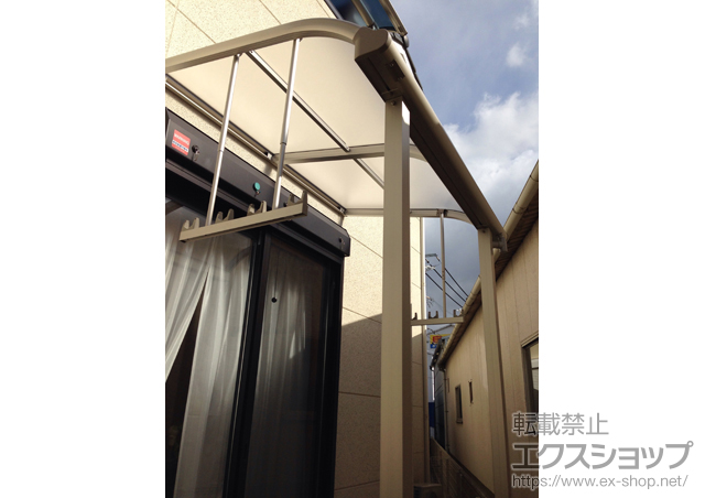 大阪府和泉市ののテラス屋根 プレシオステラス R型 テラスタイプ 単体 積雪〜20cm対応＋吊り下げ式物干し 標準 2本入り×1セット 施工例