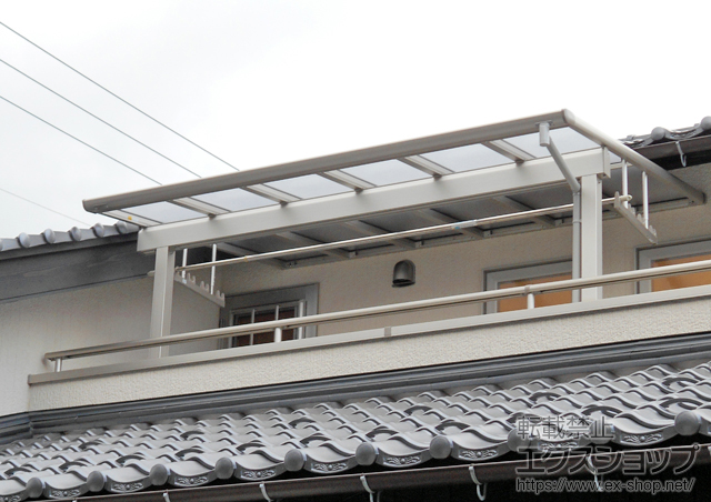 兵庫県豊岡市ののバルコニー・ベランダ屋根 ヴェクターテラス F型 1500 屋根タイプ 単体 積雪〜50cm対応＋吊り下げ式物干し 施工例