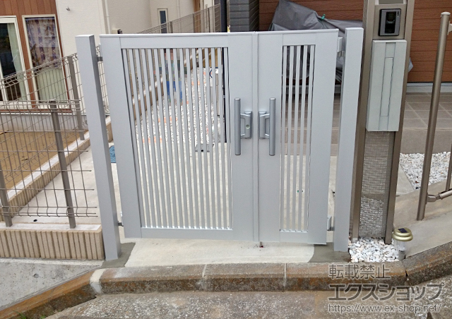 神奈川県横浜市のの門扉 ライシス門扉 2型 細たて桟 両開き親子 柱使用 施工例