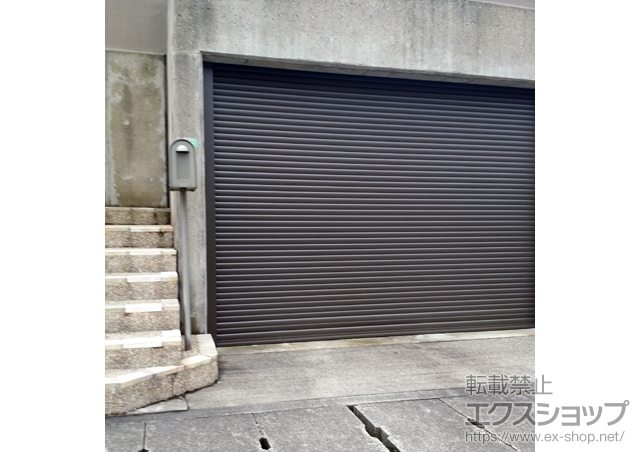 岐阜県岐阜市のLIXIL リクシル（トステム）のガレージシャッター ガレージシャッタークワトロ 電動式 内部付タイプ ※外部停電時開閉機構 施工例