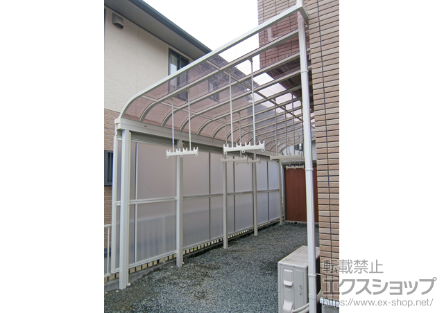 三重県松阪市のLIXIL リクシル（トステム）のテラス屋根 ライザーテラスII R型 テラスタイプ 積雪〜20cm対応 ※連棟用＋前面スクリーン2段用 施工例