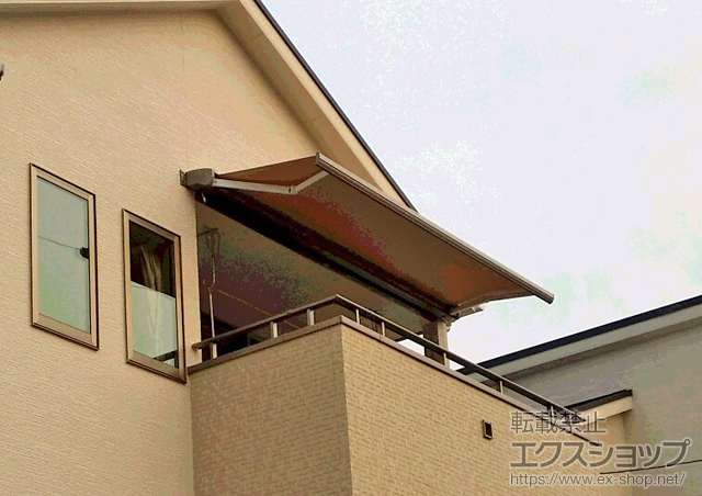 広島県広島市のLIXIL リクシル（トステム）のオーニング・日よけ 彩風C型 手動式 壁付納まり 施工例