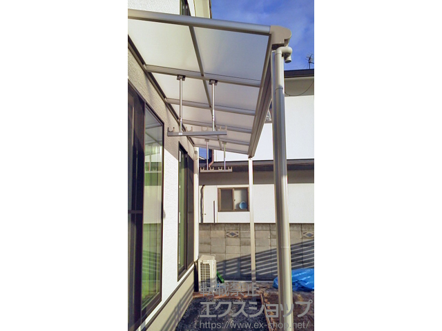 岡山県総社市ののテラス屋根 ヴェクターテラス F型 テラスタイプ 単体 積雪〜20cm対応＋吊り下げ式物干し 標準 2本入り×1セット 施工例