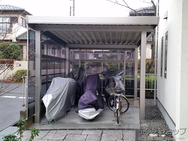 滋賀県草津市のLIXIL リクシル（トステム）のカーポート テリオスポートIII 900 1台用 角柱4本仕様 積雪〜30cm対応＋サイドパネル[ポリカーボネートL字囲い] 施工例