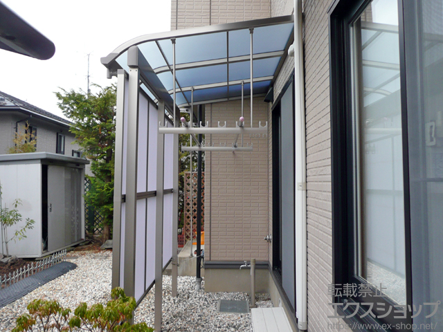 岩手県盛岡市ののテラス屋根 スピーネ R型 1500 テラスタイプ 単体 積雪〜50cm対応＋吊り下げ物干しBセット＋前面スクリーン ※ふさぎ材なし 施工例