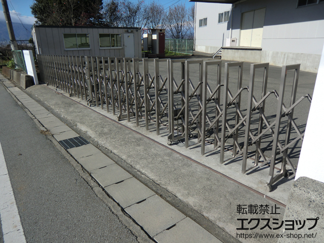 山梨県笛吹市ののカーゲート ATXC14型 固定キャスター式  両開き 1435W ※回転収納不可 施工例