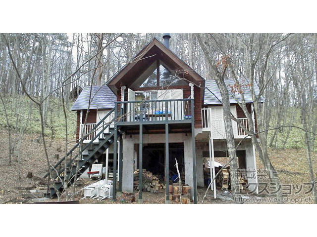 長野県北佐久郡軽井沢町のLIXIL リクシル（トステム）のバルコニー ビューステージHスタイル 縦太格子 連棟 柱建て式 施工例