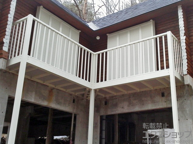 長野県北佐久郡軽井沢町のLIXIL リクシル（トステム）のバルコニー ビューステージHスタイル 縦太格子 連棟 柱建て式 施工例