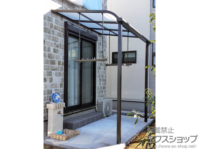 埼玉県さいたま市ののテラス屋根 スピーネ R型 テラスタイプ 単体 積雪〜20cm対応＋吊り下げ物干しBセット ロング 2本入＋壁付け物干し ロングタイプ 施工例