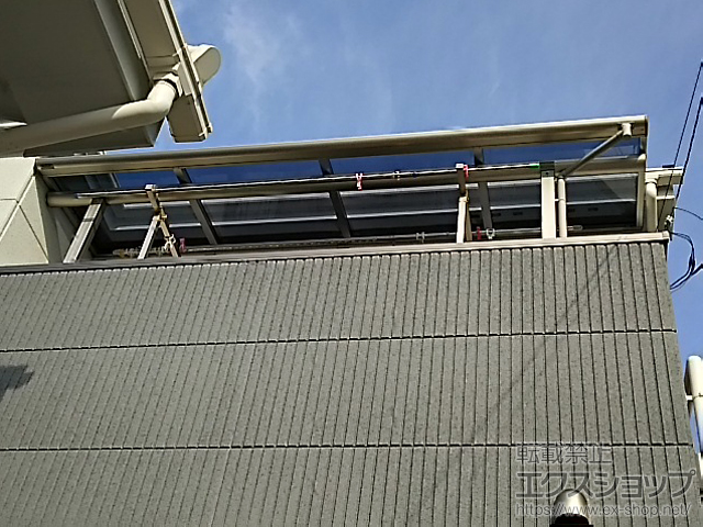 東京都町田市ののバルコニー・ベランダ屋根 プレシオステラス F型 屋根タイプ 単体 積雪〜20cm対応＋水平式物干し 木造躯体用 標準タイプ 2本入り×1セット 施工例