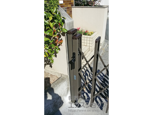 広島県広島市のLIXIL リクシル(新日軽)のカーゲート ニューエクジスXA型 片開き<キャスター式> 40SA 施工例