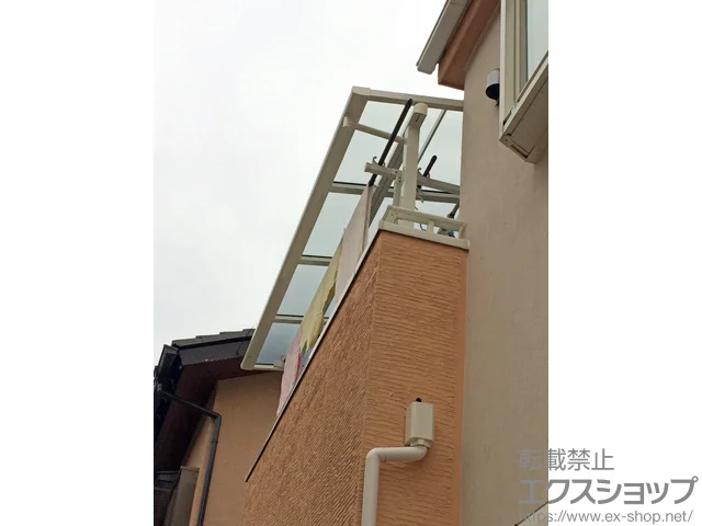 神奈川県横浜市のLIXIL(リクシル)のバルコニー・ベランダ屋根 スピーネ F型 屋根タイプ 単体 積雪～20cm対応＋壁付け物干し 施工例