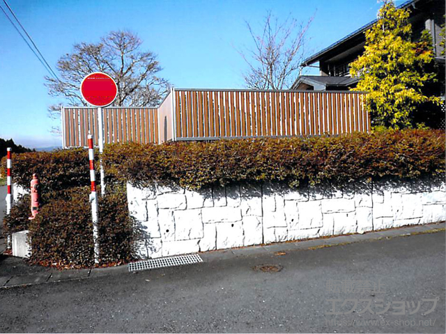 岩手県胆沢郡金ケ崎町ののフェンス・柵 ルシアスフェンスF03型 たて半目隠し 木調カラー 2段支柱 施工例