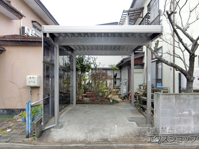 秋田県秋田市のLIXIL リクシル（トステム）のカーポート テリオスポートIII 3000 角柱4本仕様 積雪〜100cm対応＋サイドパネル 施工例