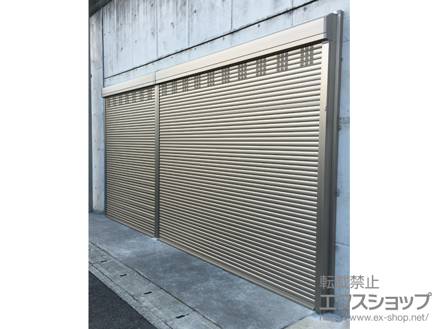 神奈川県川崎市のLIXIL リクシル（トステム）のガレージシャッター ガレージシャッタークワトロ 電動式 外部付タイプ 連窓仕様 ※右：外部停電時開閉機構/左：換気付本体 施工例