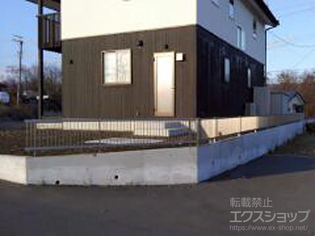 長野県佐久市ののフェンス・柵 プレスタフェンス 2型 細たて桟 フリーポールタイプ 施工例