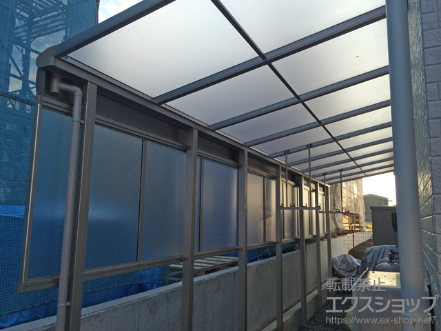 静岡県富士市ののテラス屋根 プレシオステラス F型 テラスタイプ 連棟　積雪〜20cm対応＋吊下げ物干し 標準 2本入＋前面パネル 1段 積雪〜20cm対応 施工例