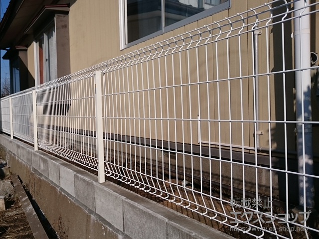 青森県八戸市のYKKAPフェンス・柵施工例(イーネットフェンス2F型 ＜水平地用＞ 自由柱タイプ302776311)