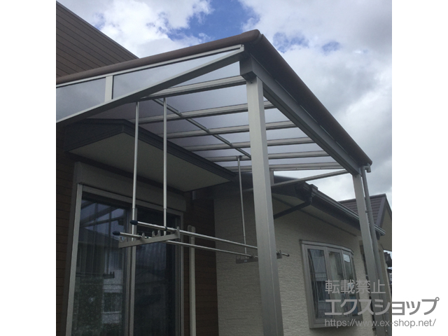 福岡県春日市ののバルコニー・ベランダ屋根 ヴェクターテラス F型 テラスタイプ 屋根フレーム 木調色タイプ 単体 積雪〜20cm対応＋吊り下げ式 固定物干し ロング2本入り×1セット＋柱奥行移動タイプ用屋根妻パネル フラット型・600Ｎ用 施工例