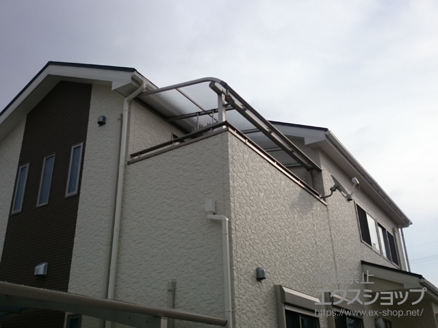 滋賀県彦根市ののバルコニー・ベランダ屋根 ヴェクターテラス R型 屋根タイプ 単体 積雪〜20cm対応＋吊り下げ式物干し 標準 2本入り×1セット 施工例
