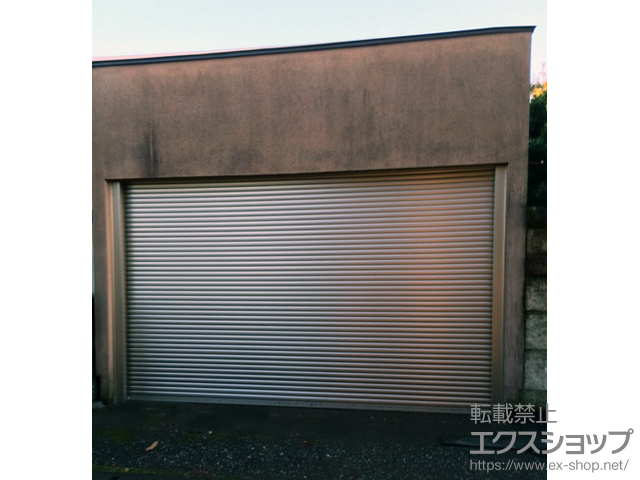 埼玉県鶴ヶ島市のLIXIL リクシル（トステム）のガレージシャッター ガレージシャッタークワトロ 電動式 内部付タイプ 施工例