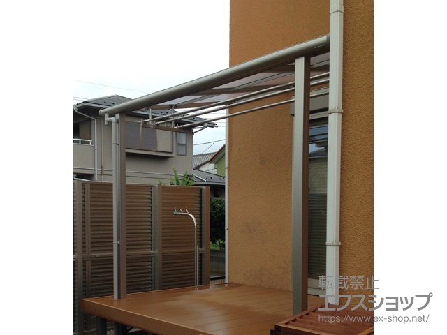 埼玉県越谷市ののテラス屋根 プレシオステラス F型 テラスタイプ 単体 積雪〜20cm対応＋吊り下げ物干し 標準2本入×1セット 施工例