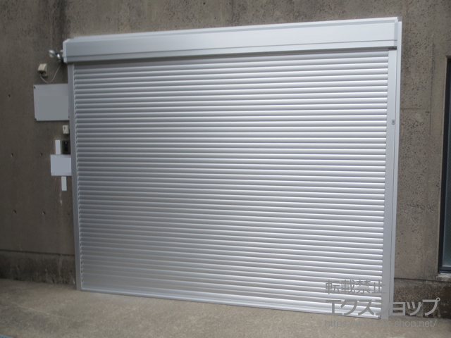 鹿児島県鹿児島市のLIXIL リクシル（トステム）のガレージシャッター ガレージシャッタークワトロ 電動式 外部付タイプ※外部停電時開閉機構 施工例