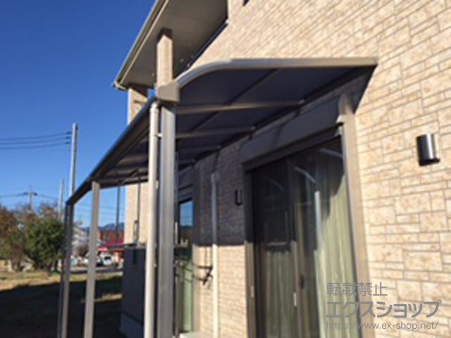 群馬県富岡市ののテラス屋根 プレシオステラス R型 テラスタイプ 連棟 積雪〜20cm対応＋吊り下げ式物干し ロング 2本入り×1セット 施工例