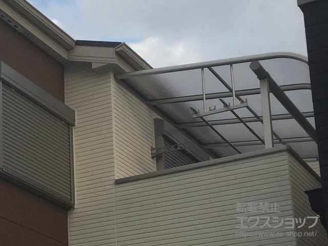 大阪府東大阪市ののバルコニー・ベランダ屋根 プレシオステラス R型 屋根タイプ 単体 積雪〜20cm対応＋吊り下げ物干し 標準 2本入り×2セット 施工例