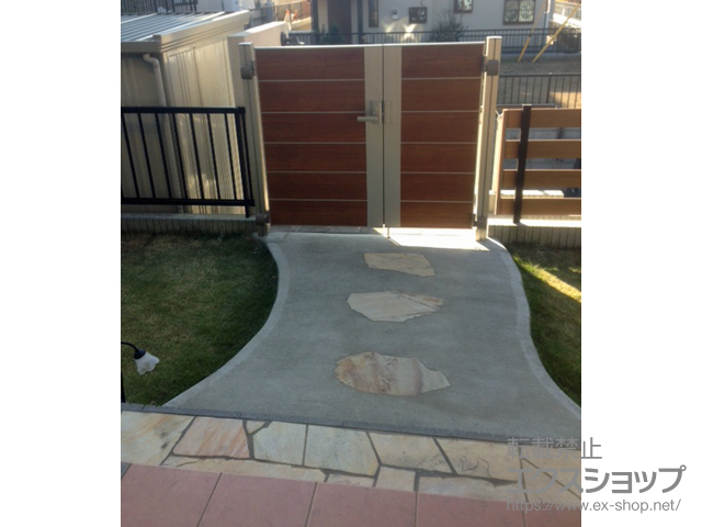 埼玉県入間郡毛呂山町のの門扉 ルシアスBP02型 横目隠し 両開き親子 複合カラー 門柱使用 施工例