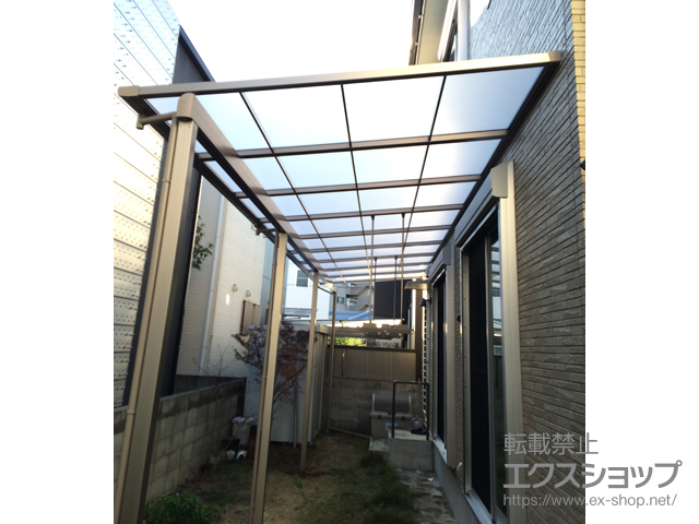 徳島県徳島市のLIXIL リクシル（トステム）のテラス屋根 スピーネ F型 テラスタイプ 三連棟 積雪〜20cm対応＋吊り下げ物干しAセット 施工例