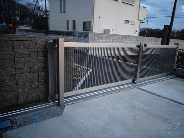 栃木県宇都宮市ののカーゲート ステンシャインIII 引戸2型 複連式 25-30-12＋複連式 25-30-12用樹脂キャップ×2 施工例